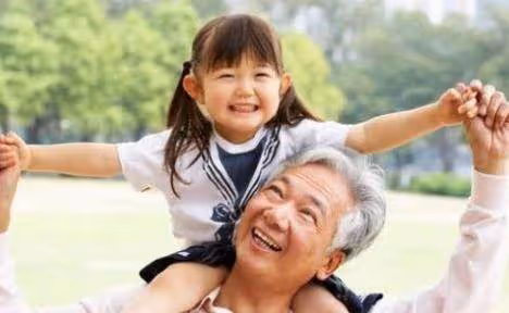 爺爺帶小孫女睡覺「從來不哭」!寶媽好奇偷看「對方哄睡過程」後破口大駡: 你不要臉孩子還要臉