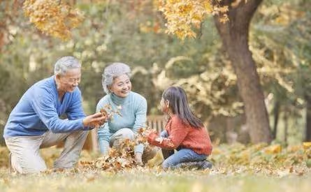 爺爺帶小孫女睡覺「從來不哭」！寶媽好奇偷看「對方哄睡過程」後破口大駡： 你不要臉孩子還要臉