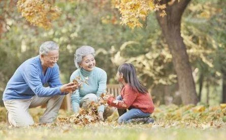 爺爺帶小孫女睡覺「從來不哭」！寶媽好奇偷看「對方哄睡過程」後破口大駡： 你不要臉孩子還要臉