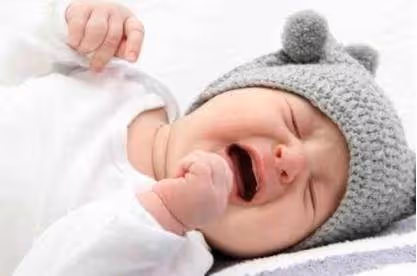 爺爺帶小孫女睡覺「從來不哭」！寶媽好奇偷看「對方哄睡過程」後破口大駡： 你不要臉孩子還要臉