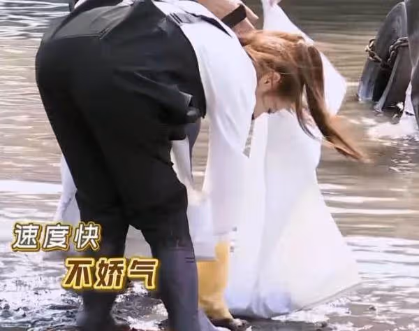 同是女明星撿垃圾,劉亦菲一臉倔強,熱巴滿臉笑容,網友:徹底淪陷