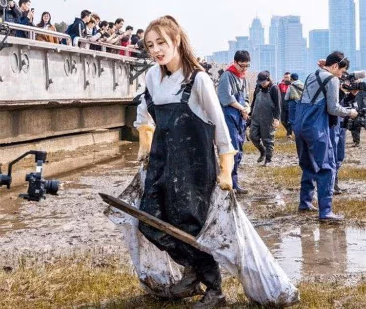 同是女明星撿垃圾,劉亦菲一臉倔強,熱巴滿臉笑容,網友:徹底淪陷