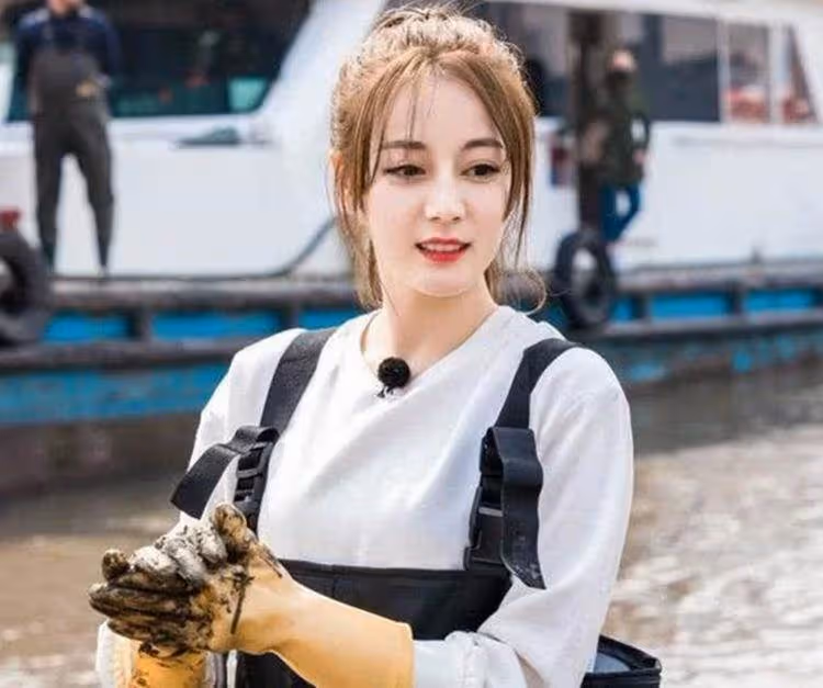 同是女明星撿垃圾,劉亦菲一臉倔強,熱巴滿臉笑容,網友:徹底淪陷