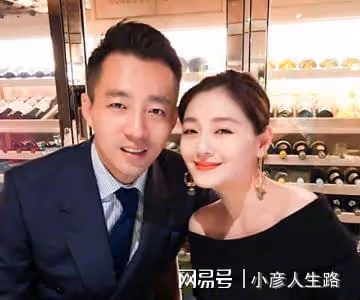 讓汪小菲剝蝦不算啥,大S讓具俊曄抱著上廁所,45歲仍被寵成公主