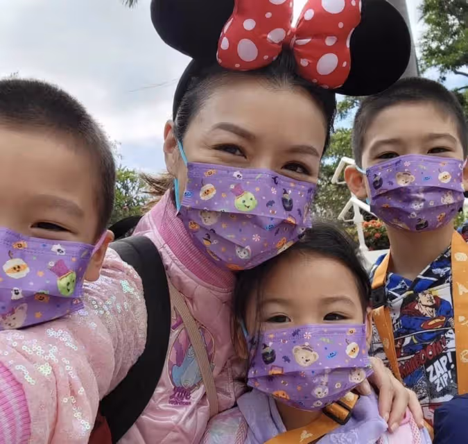 一人獨自帶三娃!陳茵媺帶三子女暢遊迪士尼 笑容燦爛像少女 網友:很有感染力的笑容