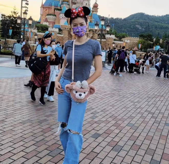 一人獨自帶三娃!陳茵媺帶三子女暢遊迪士尼 笑容燦爛像少女 網友:很有感染力的笑容