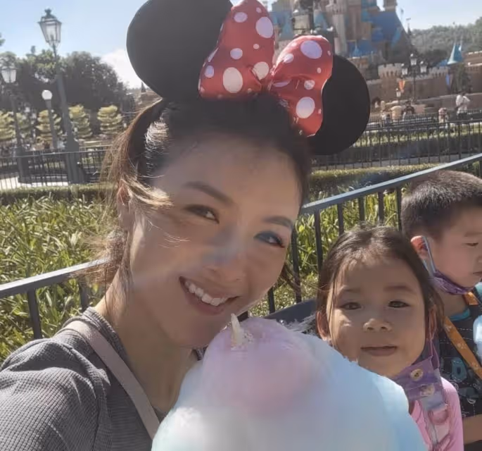 一人獨自帶三娃!陳茵媺帶三子女暢遊迪士尼 笑容燦爛像少女 網友:很有感染力的笑容