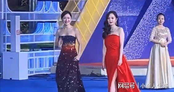 楊冪電影節身穿大紅禮裙,盡顯雪白肌膚,掀起裙擺卻露出黑色褲子
