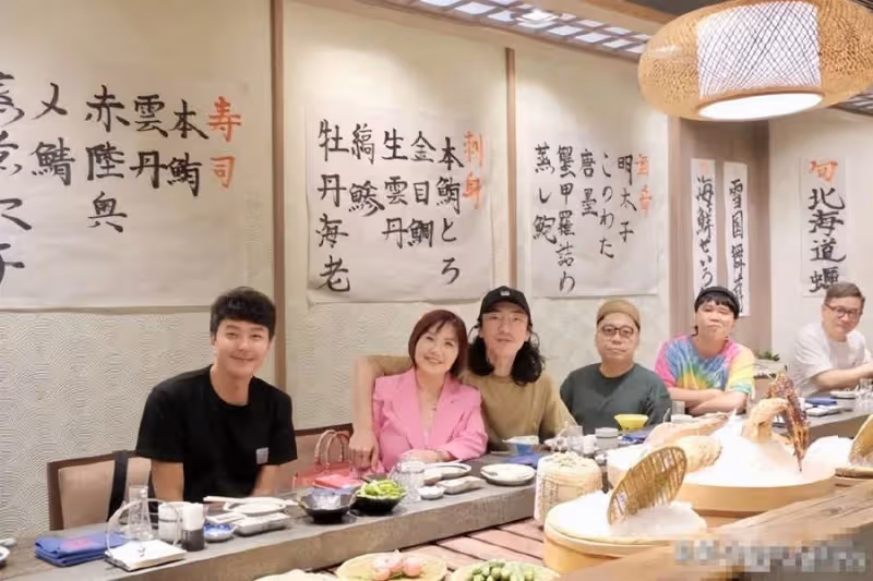 五位港星定居內地發展好瀟灑!豪吃日本菜喝茅台,一頓花費12.5萬