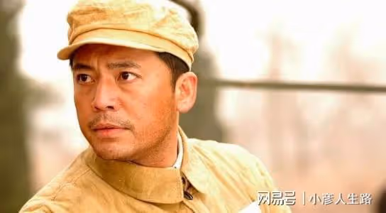 「趙政委」何政軍:娶初戀當老婆,結婚30年無緋聞