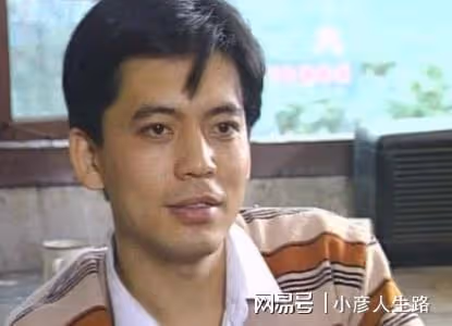 「趙政委」何政軍:娶初戀當老婆,結婚30年無緋聞