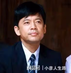 「趙政委」何政軍:娶初戀當老婆,結婚30年無緋聞