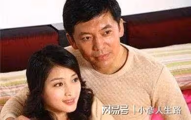 「趙政委」何政軍:娶初戀當老婆,結婚30年無緋聞