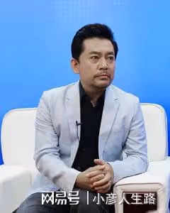 「趙政委」何政軍:娶初戀當老婆,結婚30年無緋聞