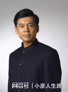 「趙政委」何政軍:娶初戀當老婆,結婚30年無緋聞
