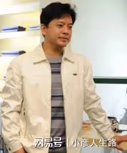 「趙政委」何政軍:娶初戀當老婆,結婚30年無緋聞