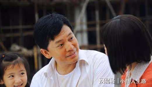 「趙政委」何政軍:娶初戀當老婆,結婚30年無緋聞