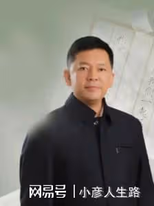 「趙政委」何政軍:娶初戀當老婆,結婚30年無緋聞