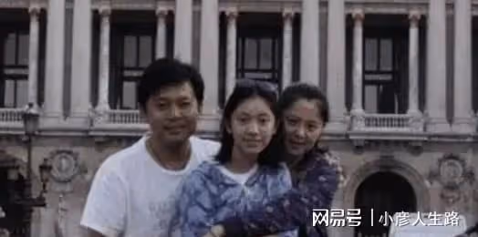 「趙政委」何政軍:娶初戀當老婆,結婚30年無緋聞