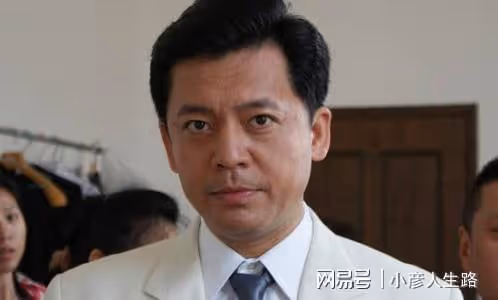 「趙政委」何政軍:娶初戀當老婆,結婚30年無緋聞
