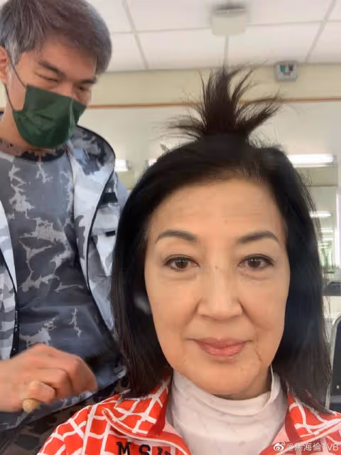 74歲TVB老戲骨疑瘋狂迷戀小生!多次曬對方照片,兩人關係終揭秘