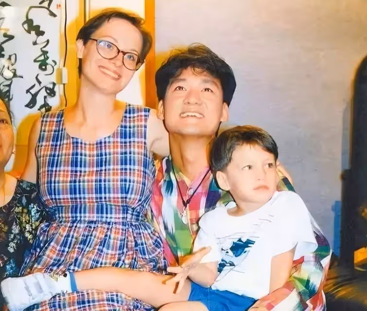 與四大天王抗衡的周華健被戲稱為「天王殺手」，妻子與母子同框