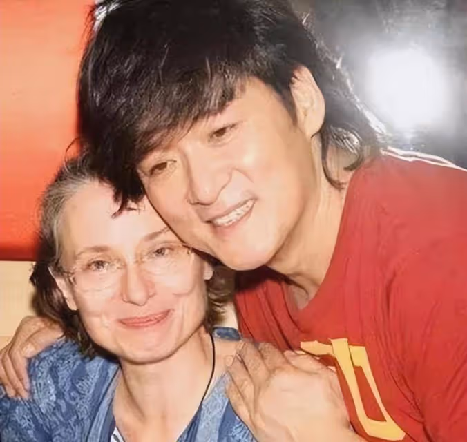 與四大天王抗衡的周華健被戲稱為「天王殺手」，妻子與母子同框