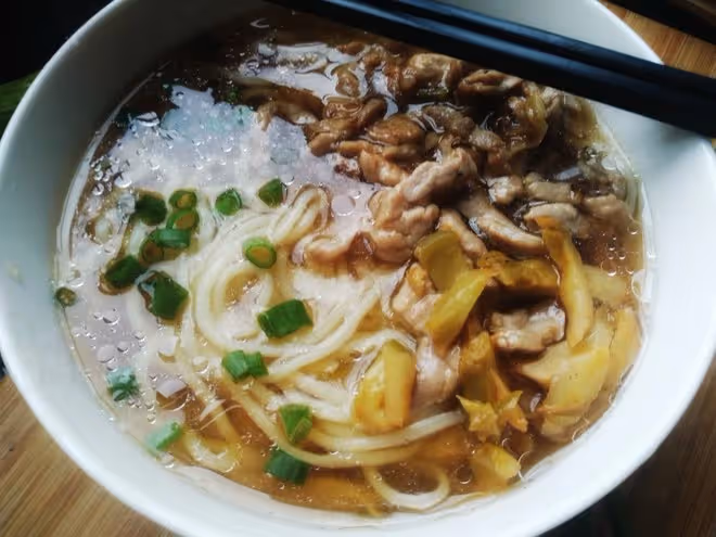 超級快手喚醒一整天味蕾的榨菜肉絲麵