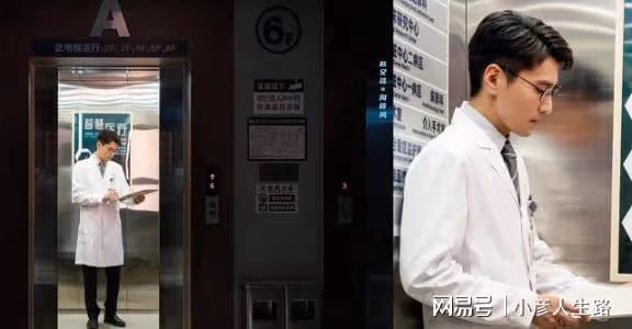 高圓圓到青島探班趙又廷，夫妻倆坐在咖啡店看書，畫面美得像大片