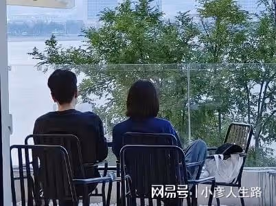 高圓圓到青島探班趙又廷，夫妻倆坐在咖啡店看書，畫面美得像大片