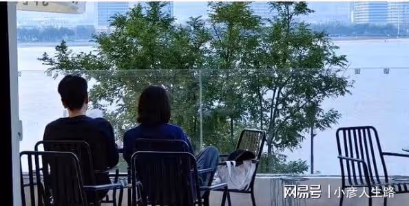 高圓圓到青島探班趙又廷，夫妻倆坐在咖啡店看書，畫面美得像大片