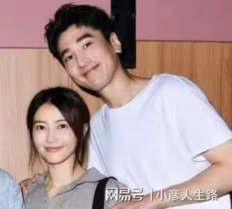 高圓圓到青島探班趙又廷，夫妻倆坐在咖啡店看書，畫面美得像大片