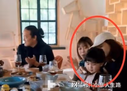 高圓圓到青島探班趙又廷，夫妻倆坐在咖啡店看書，畫面美得像大片