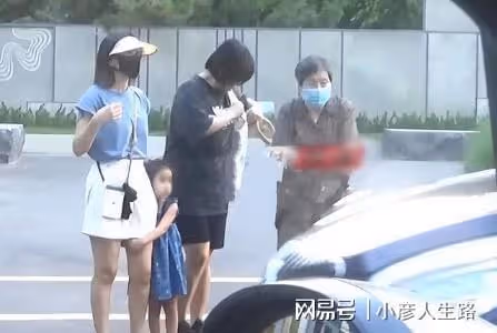 高圓圓到青島探班趙又廷，夫妻倆坐在咖啡店看書，畫面美得像大片