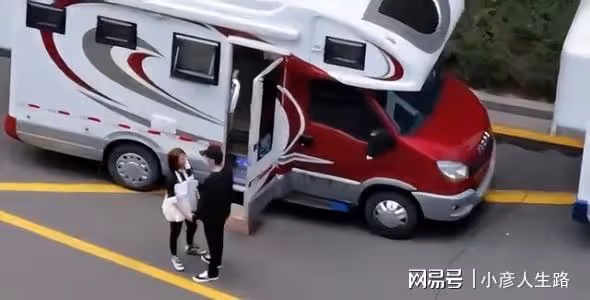 高圓圓到青島探班趙又廷，夫妻倆坐在咖啡店看書，畫面美得像大片