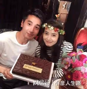 高圓圓到青島探班趙又廷，夫妻倆坐在咖啡店看書，畫面美得像大片