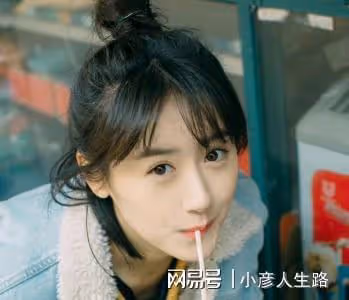 時隔三個月袁冰妍首露面,跟於正等人聚餐,素顏出鏡心情不錯