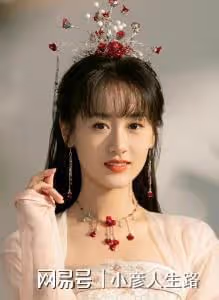 時隔三個月袁冰妍首露面,跟於正等人聚餐,素顏出鏡心情不錯