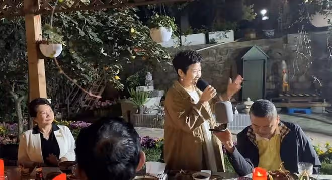 眾星度國慶!董文華夫婦高歌、何家勁全公司升旗、林志玲發文表態