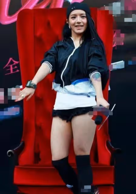 知名女歌手室內空中蹦極!與女友人狂蹦跳,曾因130斤身材惹爭議