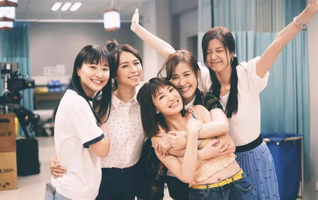 TVB知名女星飾演大反派!與59歲前輩拍吻戲,車廂內纏綿直呼尷尬