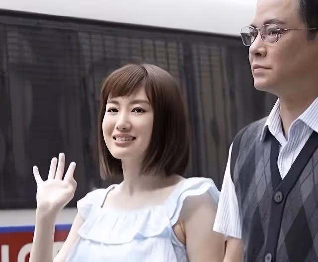 TVB知名女星飾演大反派!與59歲前輩拍吻戲,車廂內纏綿直呼尷尬