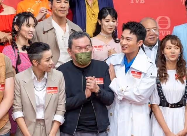 直接!TVB當紅小生新劇與女神小花拍吻戲,難掩激動:把持不住