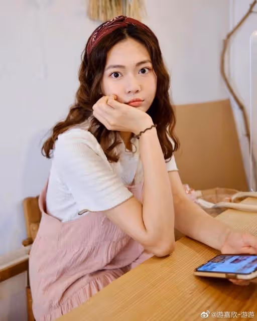 直接！TVB當紅小生新劇與女神小花拍吻戲，難掩激動：把持不住
