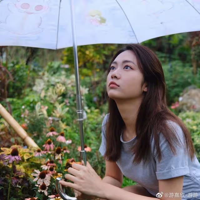 直接！TVB當紅小生新劇與女神小花拍吻戲，難掩激動：把持不住