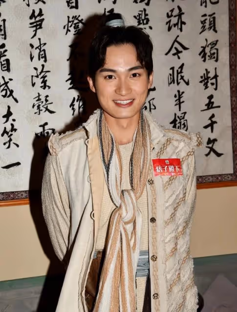 直接！TVB當紅小生新劇與女神小花拍吻戲，難掩激動：把持不住