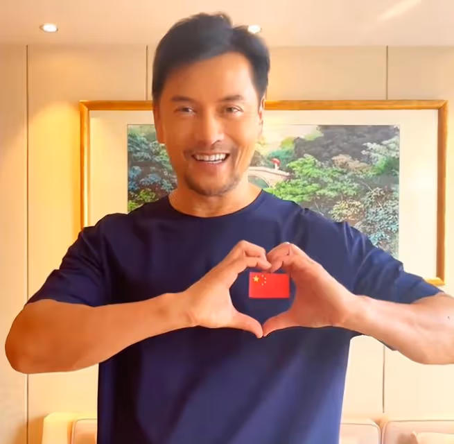 上百港星賀國慶!甄子丹蔡卓妍祝祖國繁榮昌盛,呂良偉胸前繡國旗