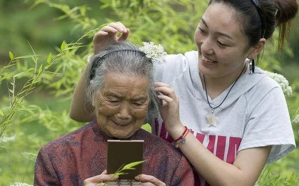 奶奶四個兒子，姥姥四個閨女，兩個老人家的晚年一個天上一個地下