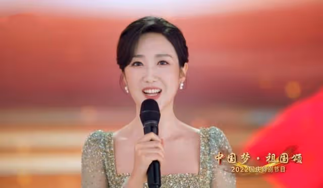 央視盲盒式國慶晚會獲好評!28歲新主持撞臉女星,創意短片引淚目