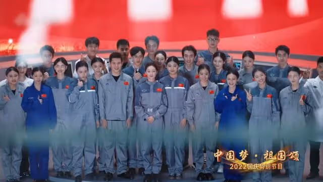 央視盲盒式國慶晚會獲好評!28歲新主持撞臉女星,創意短片引淚目